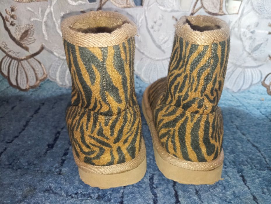 Угги на дівчинку