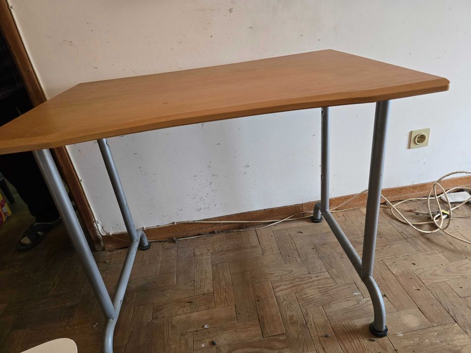 Secretária para estudante e computador