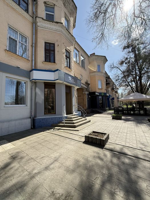 Продам гарне, просторе комерційне приміщення з всима комунікаціями, поруч з зупинкою П. Мирного