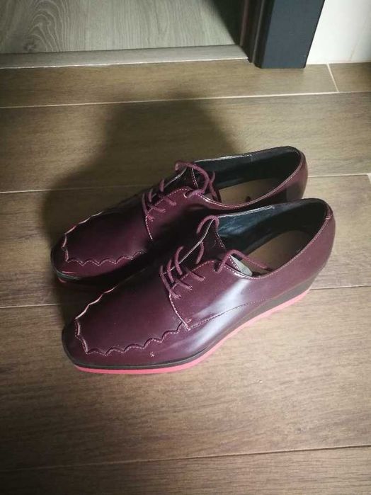 Sapatos de vinil ameixa