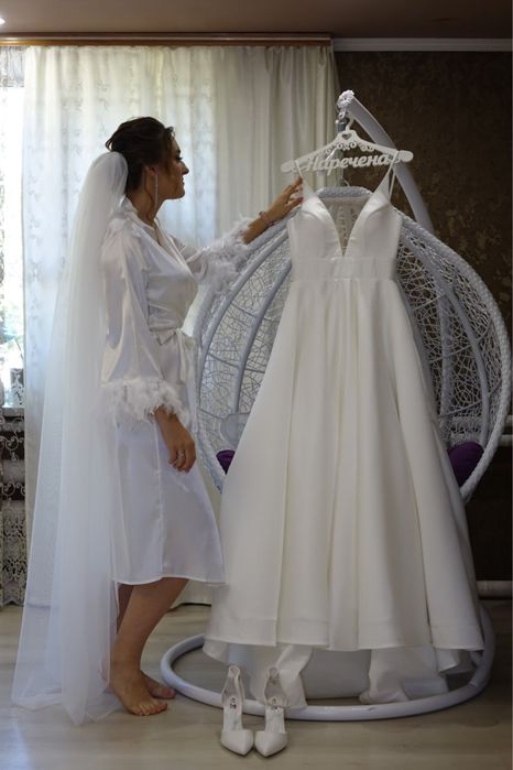 Продам білу весільну сукню від Anabel зі шлейфом