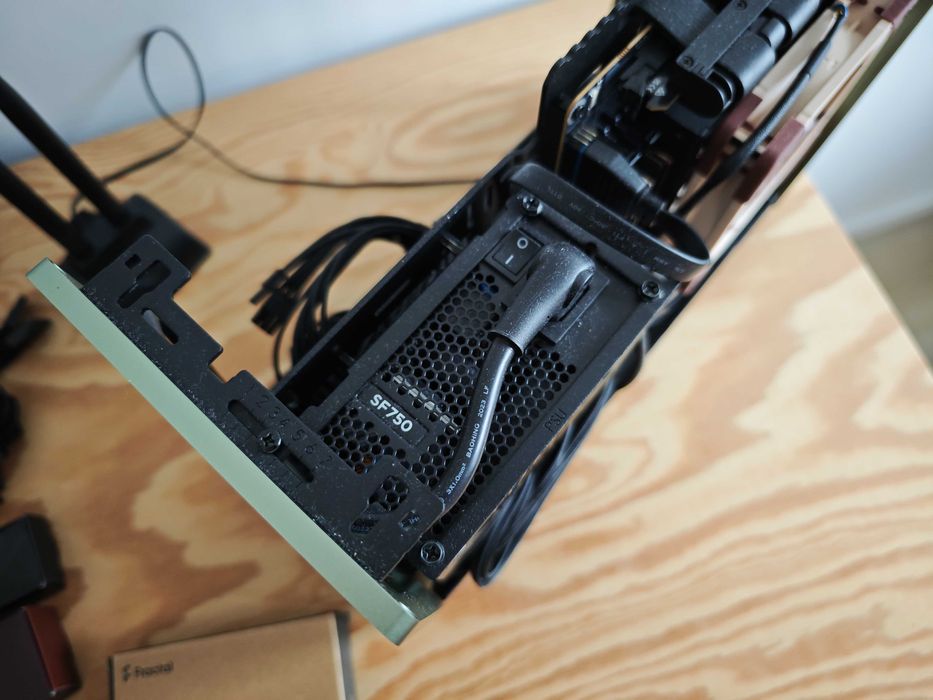 Torre PC Mini-ITX Fractal Terra - 64GB RAM - Motherboard Minisforum BD770i Ryzen 7 7745HX - Fans Noctua - PSU Corsair SF750 - 1TB SSD