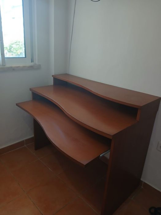 Secretaria /mesa em bom estado