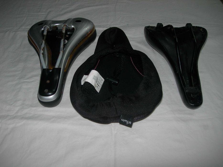 2 Cadeira para bike com uma capa para o banco.