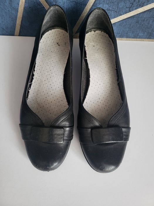 Czarne skórzane pantofle na obcasie rozm 38