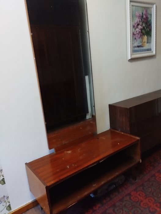 Трюмо с зеркалом.