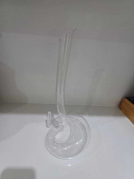 Decantador de vidro transparente em forma de cobra