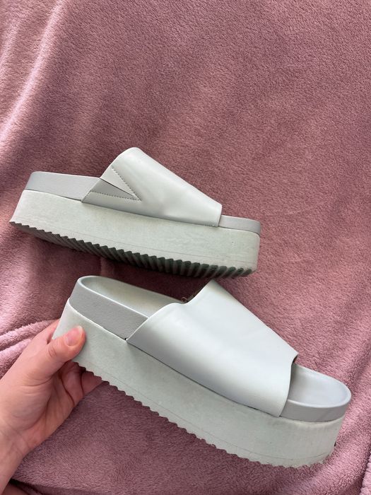 Miętowe klapki na platformie monki green dusty light