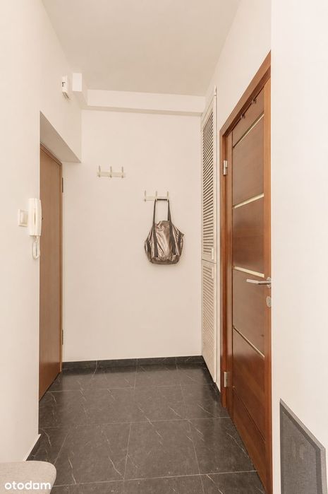 Słoneczne z widokiem na drzewa | balkon | piwnica