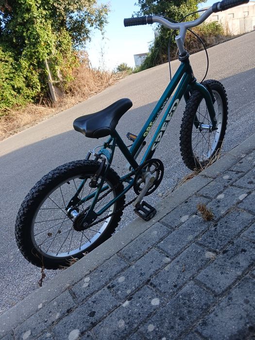 Bicicleta verde para criança em bom estado