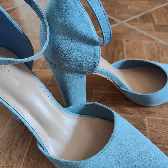 Nowe (z metką) czółenka na słupku DeeZee