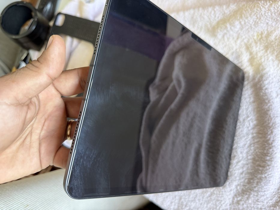 Selling an 11-inch iPad Pro powered by the ultra-fast M4 chip (latest model), featuring 256GB of storage and Wi-Fi connectivity.