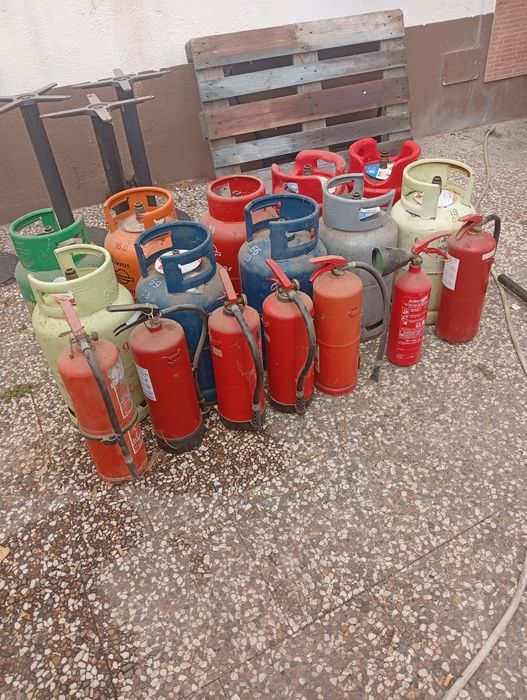 Extintores, botijas de gás, sucata