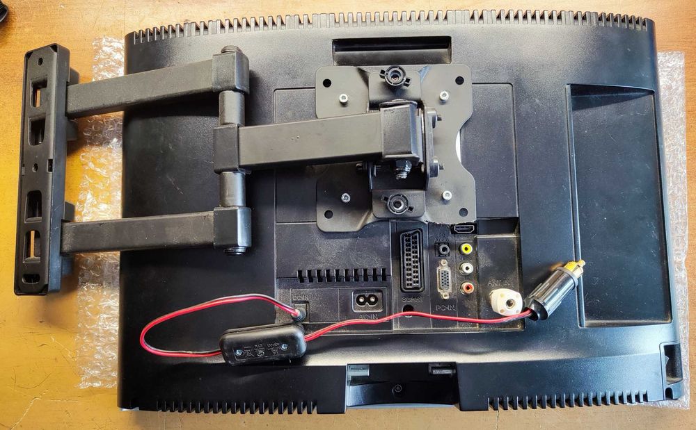 Telewizor do kampera przyczepy 12V 19" GRUNDIG z wieszakiem pilot