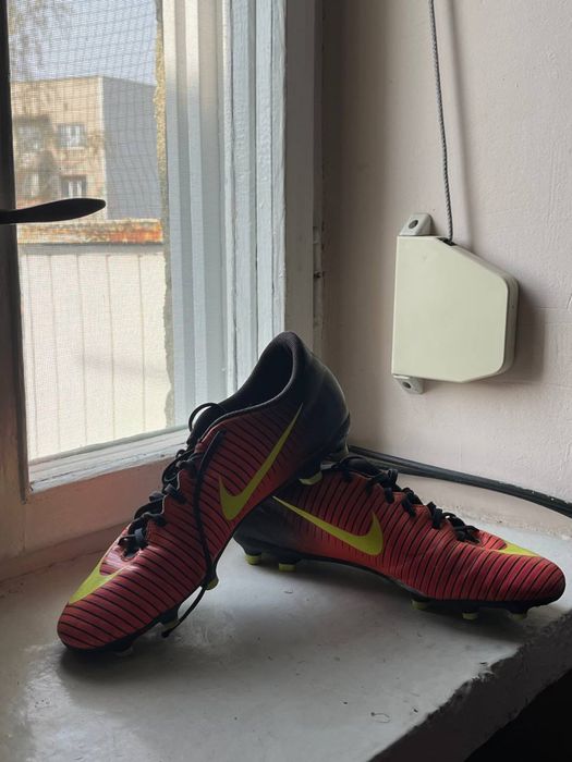 Фірмові футбольні бутси Nike