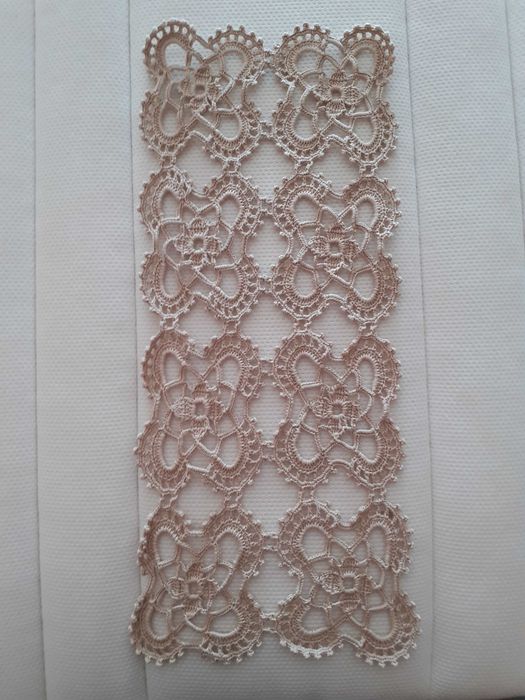 Naperons artesanais em creme e branco