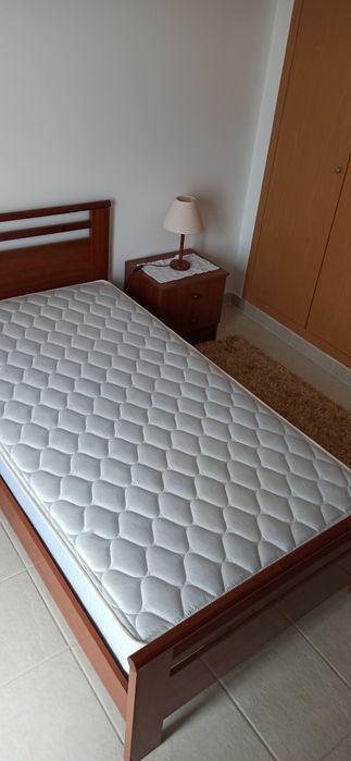 Cama de solteiro+Estrado+Colchão+Mesa cabeceira
Apenas aqueles pequenos "toques" que se vê nas fotos.
Sem entrega e preço não negociável.