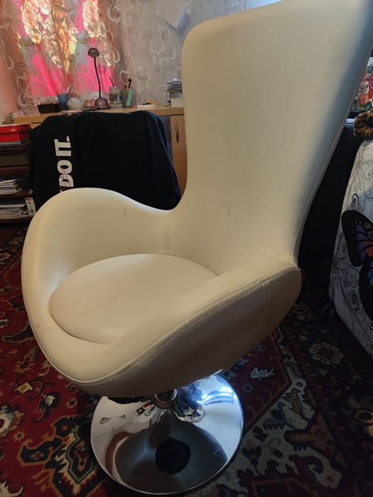 Fotel biały wygodny