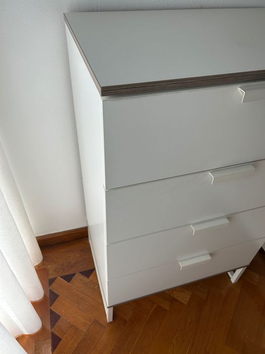 Cómoda com 4 gavetas