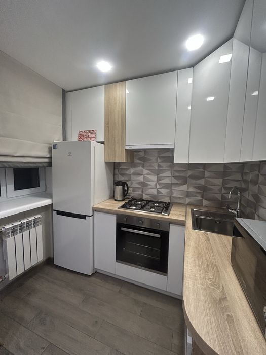 1 кім. в центрі, з технікою та посудом, від власника.