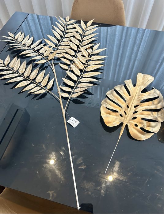 Jarra dourada + folhas decorativas