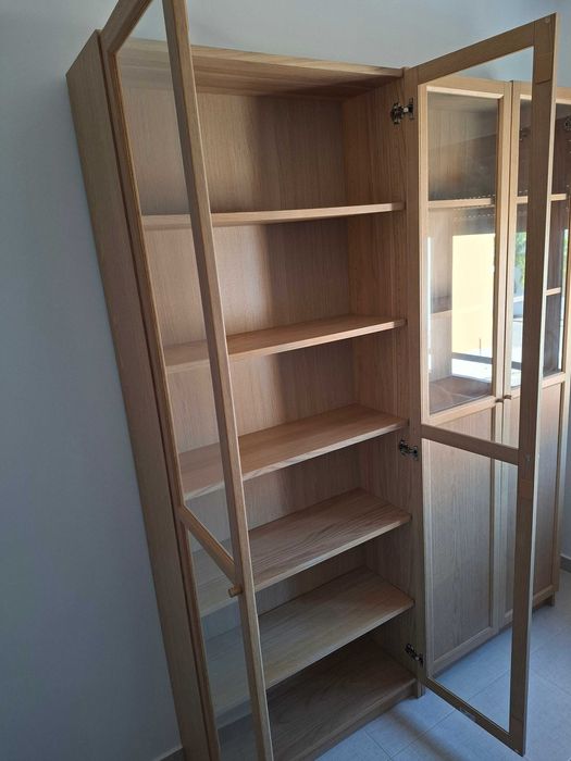 Estante IKEA Billy c/ porta de vidro e efeito carvalho