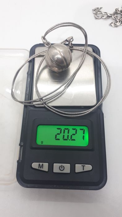 Серебряные кулоны.