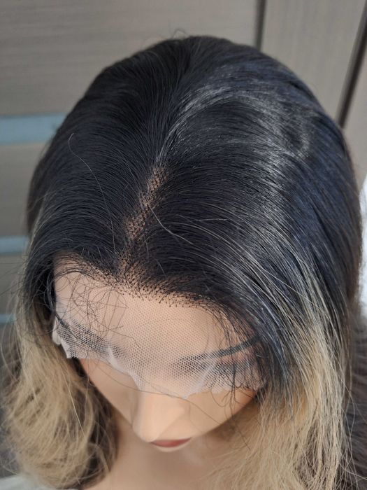Długa czekoladowa peruka z ombre i blond pasemkami na siateczce