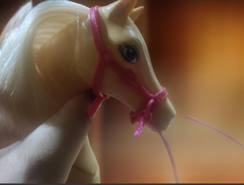 Chodzący koń barbie