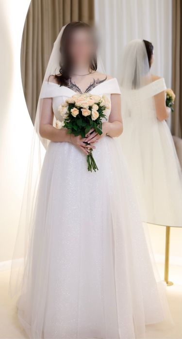 Мінімалістична весільна сукня