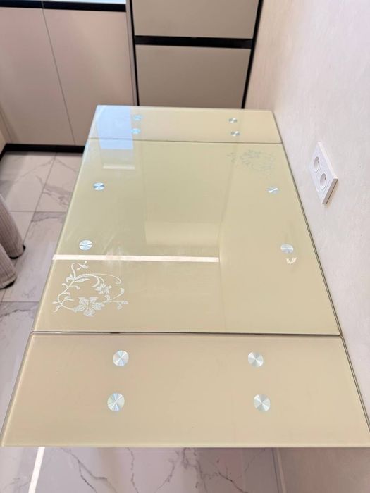 Стіл кухонний скляний