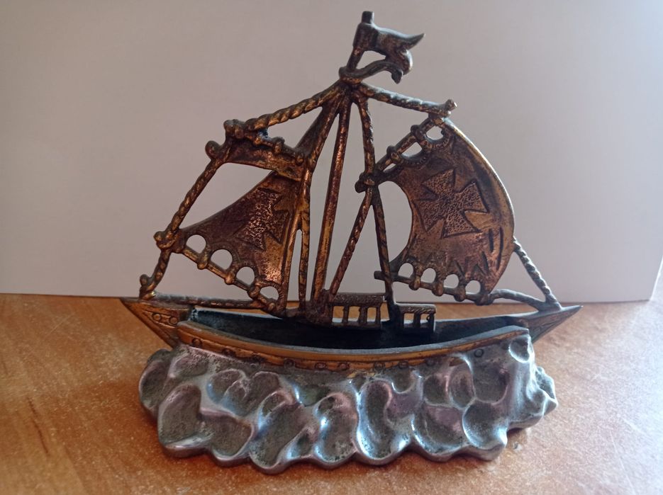 Caravela antiga em bronze - Relíquia histórica