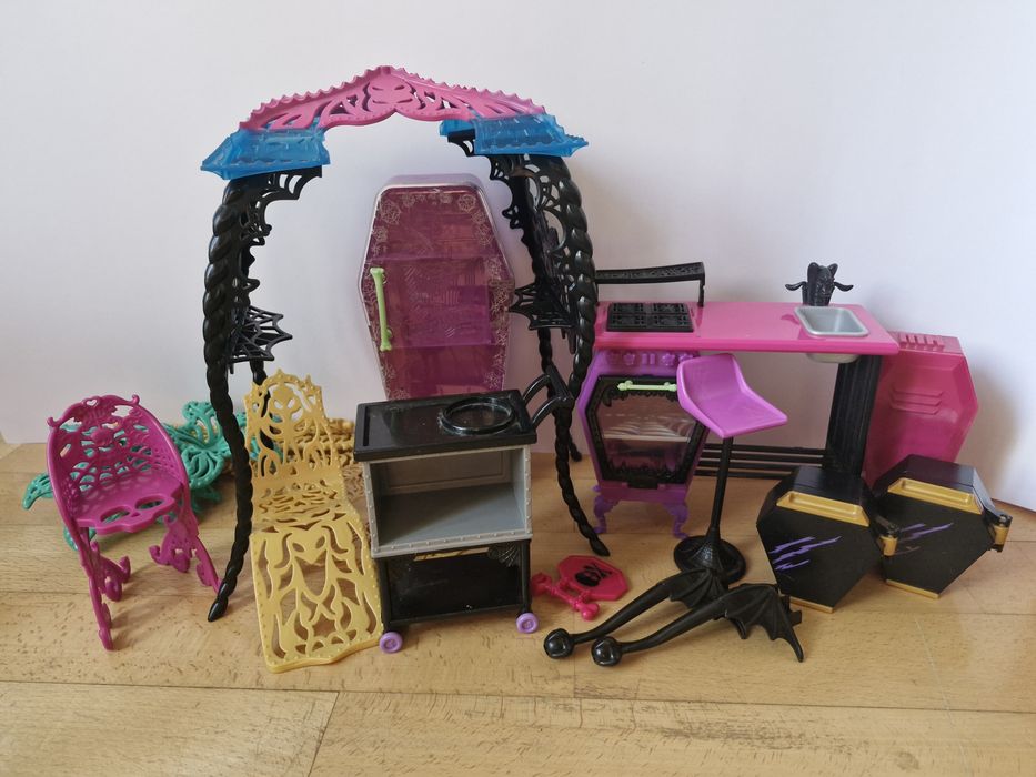 Меблі Барбі та монстер хай