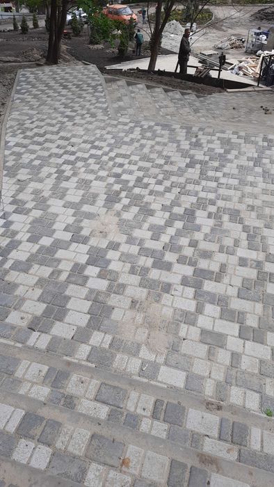 Укладання тротуарної плитки, бруківки / Укладка тротуарной плитки
