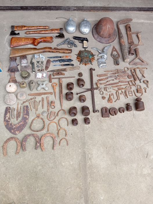 Великий вибір знаків, значків  різне.