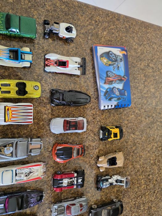 Coleção 74 carros Hot Wheels + pista