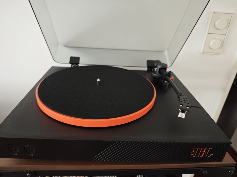 Gira-Discos JBL praticamente novo com muito pouco uso