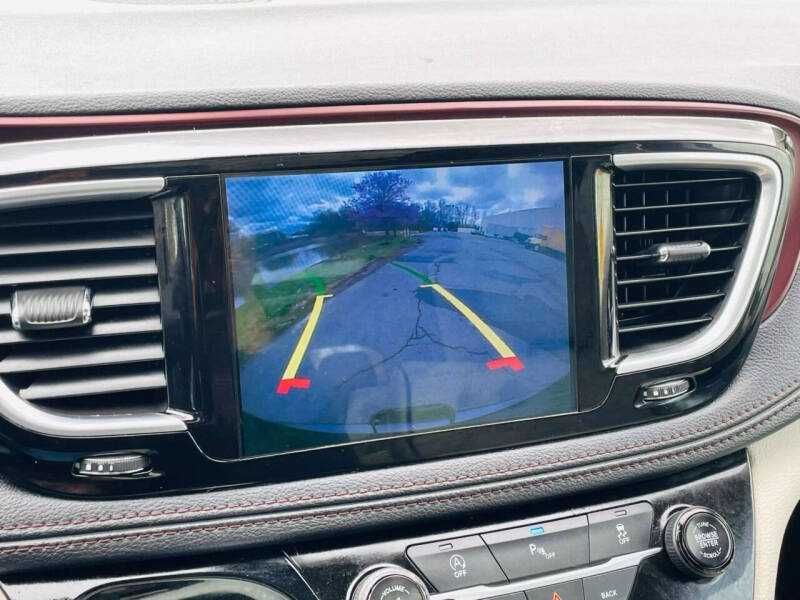 Chrysler Pacifica Limited 2017