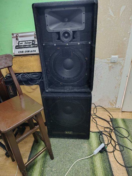 Активна колонка зівстроєним  підсилювачем RCF