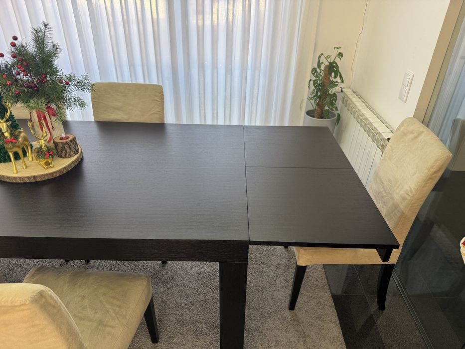 Mesa de jantar preta com 6 cadeiras bege