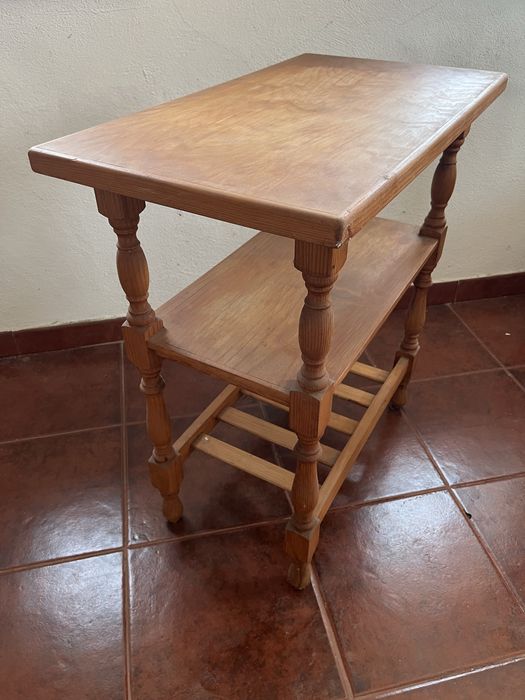 Móvel de Apoio / Mesa de Cabeceira Rústica em Madeira com Prateleiras