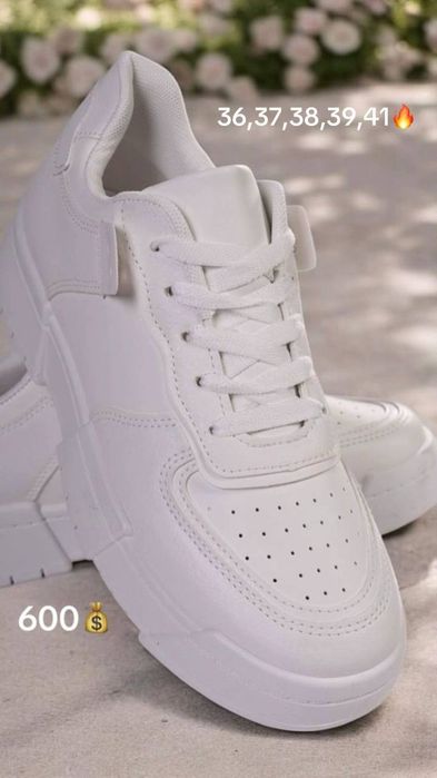 Продаж. Жіночі кросівки