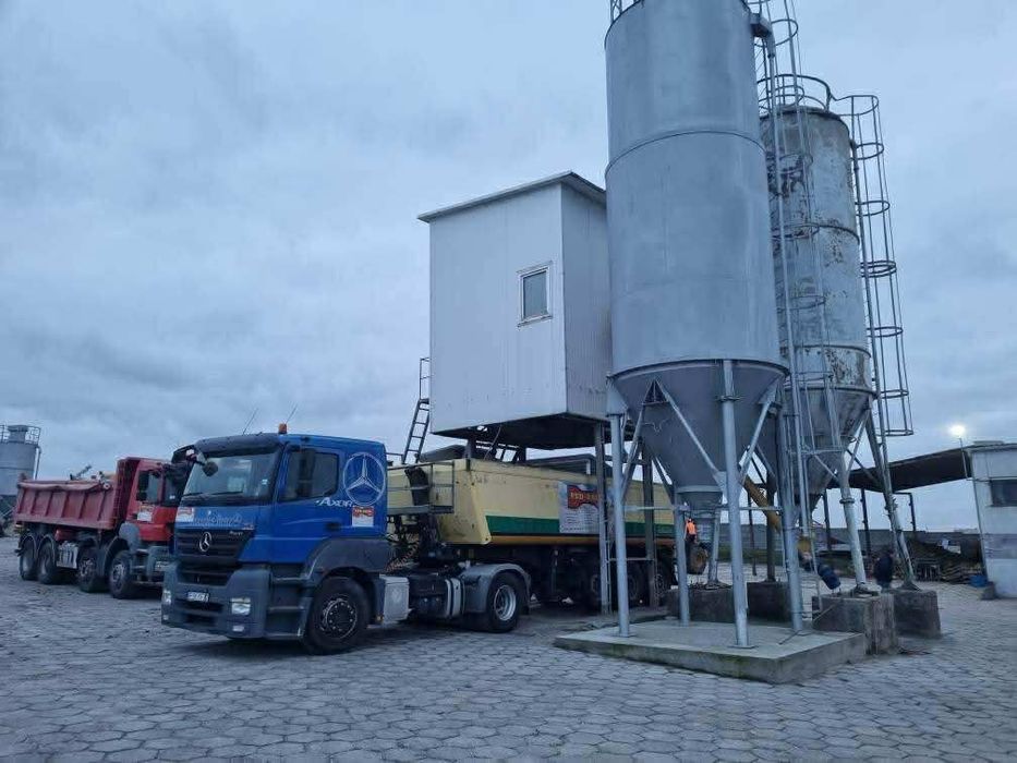 Węzeł betoniarski Zremb  Węzeł betoniarski Zremb, zbiorniki kruszyw, taśmociąg, silos