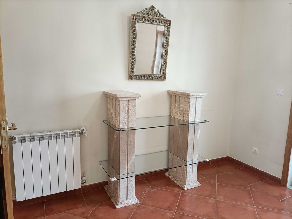 Estante em mármore e vidro