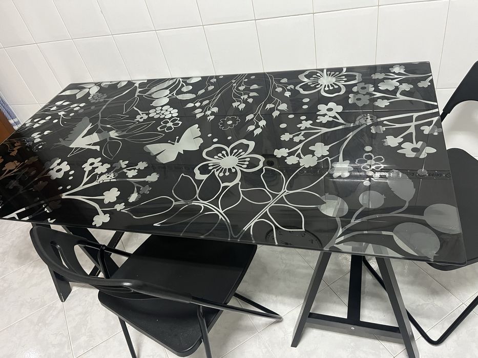 Mesa em vidro com dois cavaletes