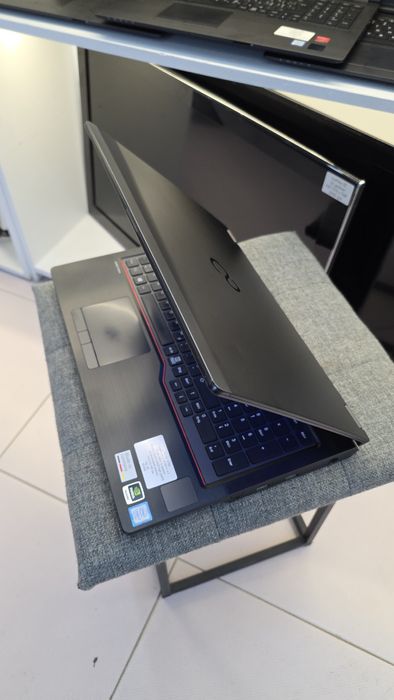 Fujitsu i7 32gb 512gb