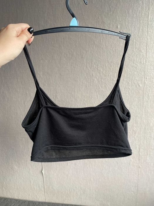 Czarny crop top z czerwonymi smokami
