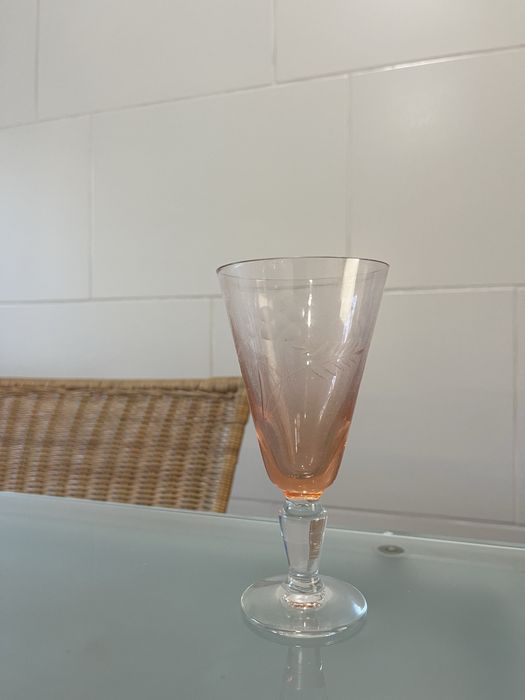 Serviço de copos com desenhos gravados