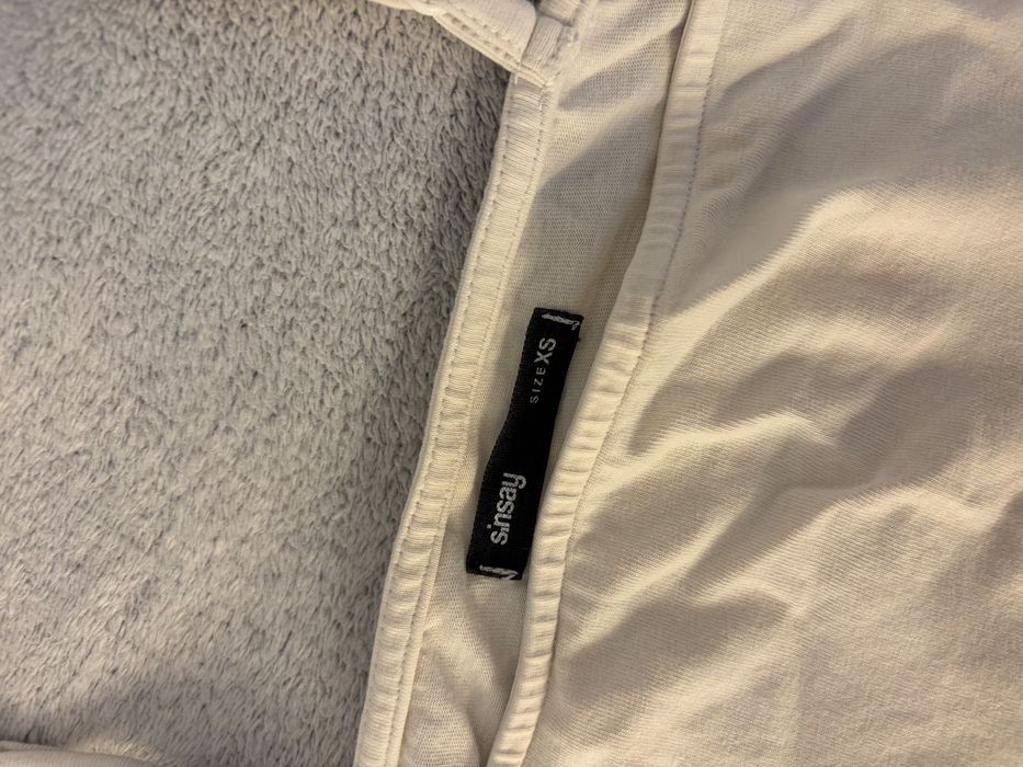 Biały crop top / koszulka na ramiączkach | Sinsay