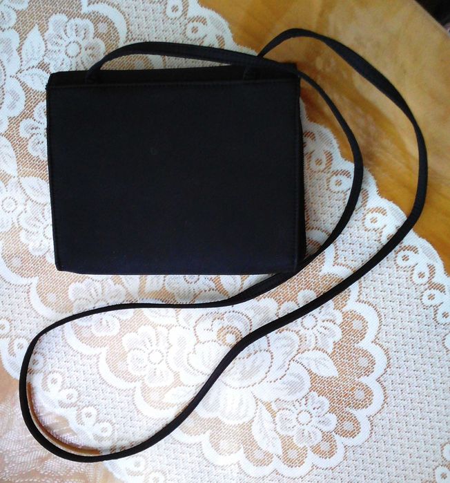 Torebka mała czarna. Wymiary: 18 x 15 cm